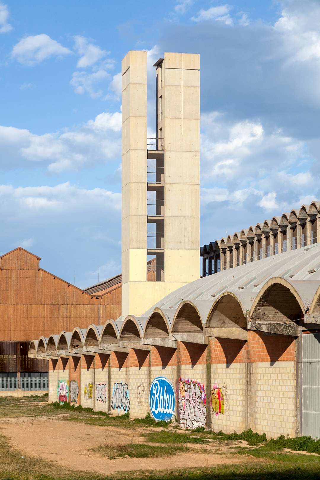 Polideportivo Juan Antonio Samaranch y Parroquia Mártires Valencianos (Antigua Fábrica S.A. Cros)